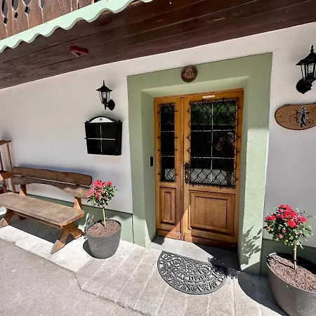 Bajta Kroparica Hostel *