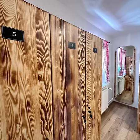 Bajta Kroparica Hostel *