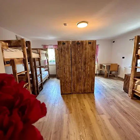 Bajta Kroparica Hostel *