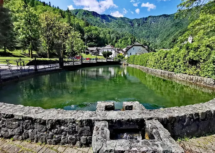 Vandrarhem Bajta Kroparica *