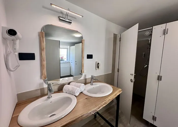 Bajta Kroparica Albergue